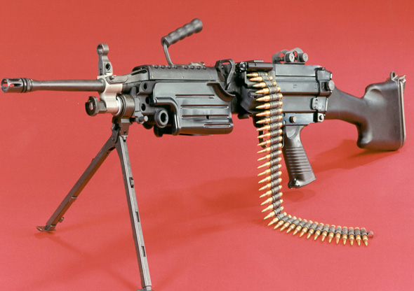 CSGO【男人枪】是男人就射100发——M249机枪