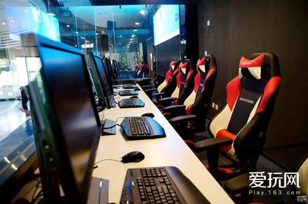 图片: 图1-一旦选手握住了键盘和鼠标，就好像是武侠中的主角拔出了自己的剑.jpg